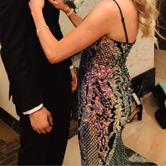 Prom dress size 1 but fit me and I’m a size 3 straps are adjustable!Fully padded - Picture 5 of 10